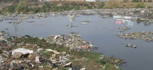 गर्मी बढेसँगैे वाग्मतीको दुर्गन्ध बढेको बारे स्थानियको गुनासो