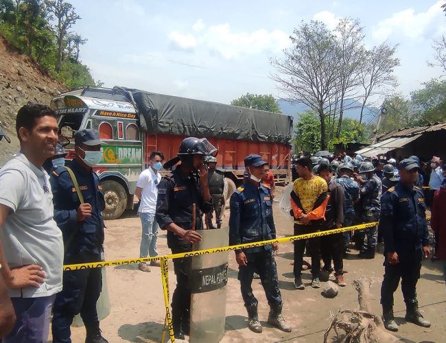 घरमा ट्रक ठोक्कियो, तीन जना गम्भिर घाईते