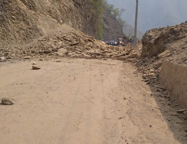 सुख्खा पहिरो झरेपछि नारायणगढ-मुग्लिन सडकखण्ड अवरुद्ध