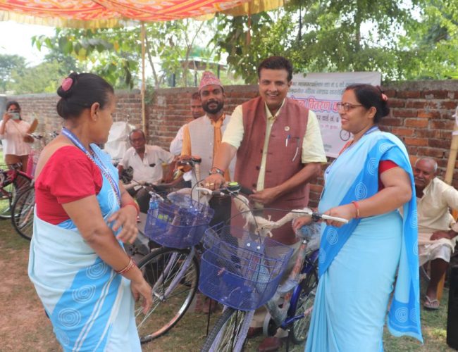 महिला स्वास्थ्य स्वंयमसेविकाहरुलाई साइकल वितरण