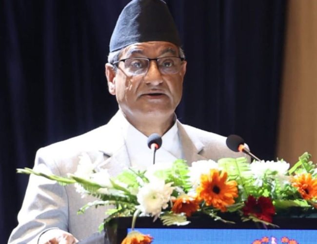 बिभाजनउन्मुख काङ्ग्रेसलाई रमेश लेखकको मध्यमार्गी प्रस्तावले डोर्‍यायो महाधिवेशनतर्फ