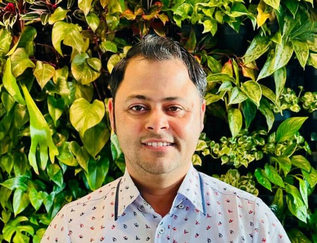 पुर्व बिद्यार्थी नेता ज्ञानु भट्ट द्वारा बिरामी पत्रकार राजेन्द्र बिस्टको उपचारका लागि आर्थिक सहयोग